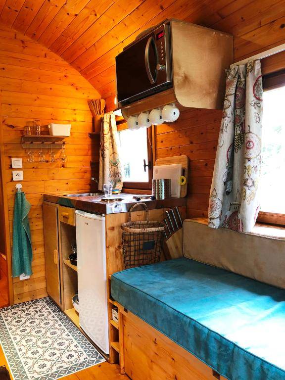 Millygite Chalet-on-wheels by the river