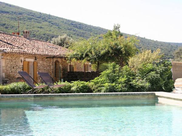 Stylish Holiday Home in Lacoste with Swimming Pool and airco