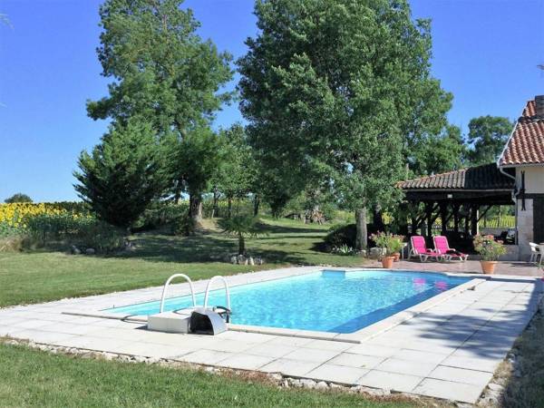 Wonderful cosy holiday home with private swimming pool in a quiet area.