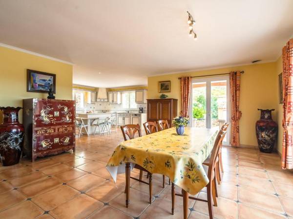Cozy Villa in Roquebrun with Swimming Pool