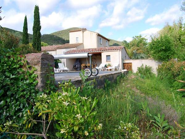 Child  dog friendly villa with private swimming pool and fenced garden on the river