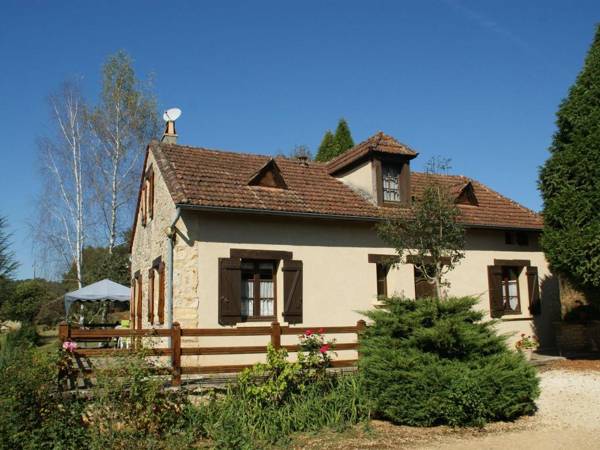 Superb Holiday Home in Prats-du-Périgord with Swimming Pool