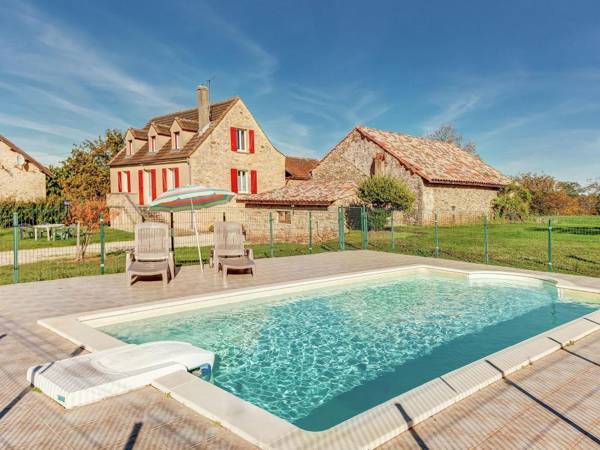 Luxury Holiday Home in Prats-du-Périgord with Swimming Pool