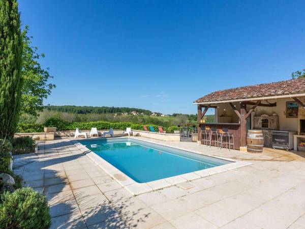 Splendid Holiday Home in Dégagnac with heated Swimming Pool and jacuzzi