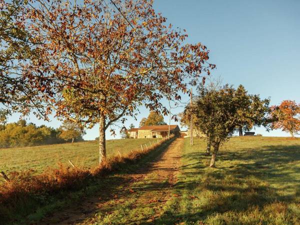 Rustic Holiday Home. In the Forest Saint-Caprais 2 bedrooms 4 person