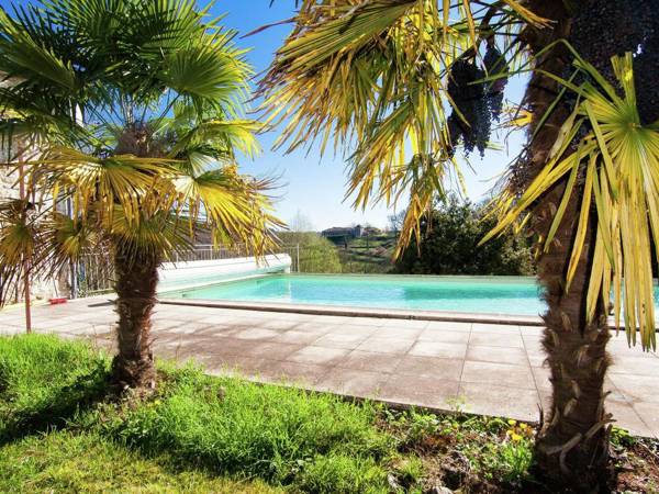 Warm Mansion with Swimming Pool in Sigoulès