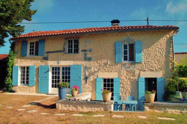 Vintage Holiday Home in Lusignac with Pool
