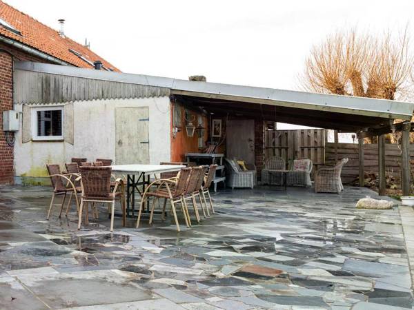 Charming Holiday Home in Hondschoote with Terrace