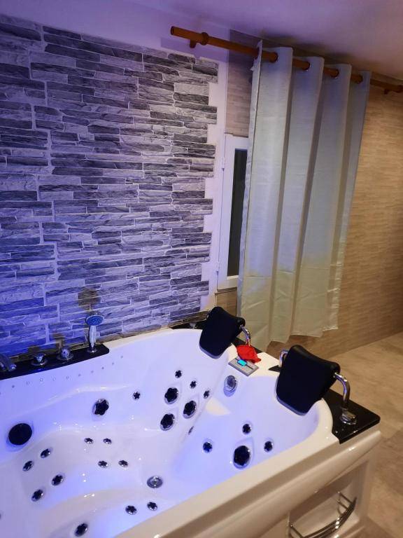 DÉPENDANCE EN CHAMBRE D'HÔTE AVEC JACUZZI PRIVATIF DANS LA CHAMBRE v