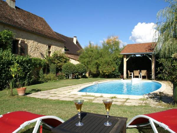 Chic Holiday Home in Aquitaine with Swimming Pool