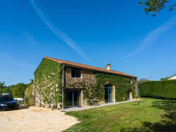 Huge Holiday Home in Aquitaine with Private Swimming Pool