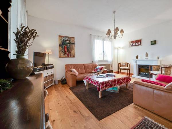 Modern Bungalow in Belaye with Swimming Pool