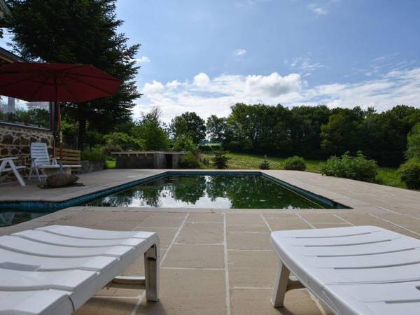 Alluring Holiday Home with Pool Barbecue Sun-loungers