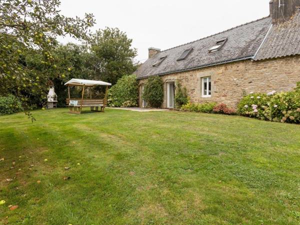 Spacious Holiday Home With Garden in Querrien France