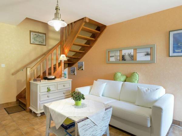 Idyllic Holiday Home in Querrien with Pond