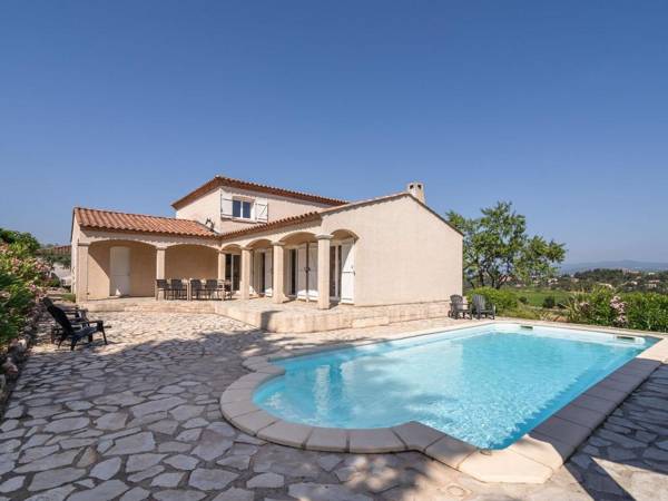 Luxurious villa with private swimming pool and beautiful view of Minervois