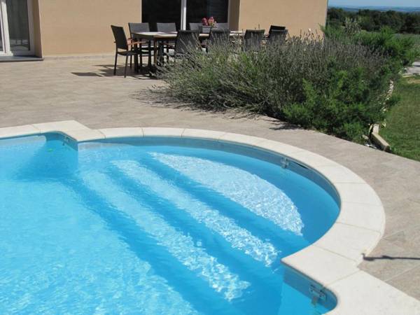 Luxurious Villa in Thermes Magnoac with Heated Pool