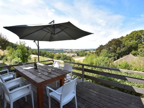 Spacious Holiday Home with Swimming Pool in Cuzy