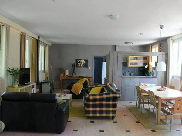 Alluring Holiday Home in Cuzy with Swimming Pool