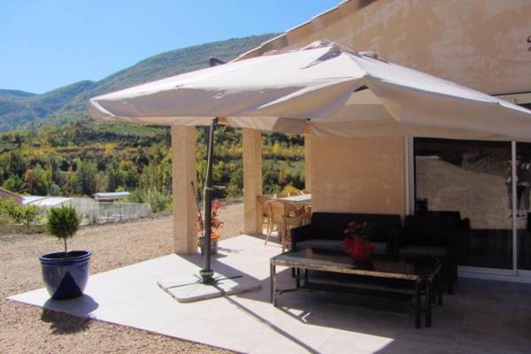 Maison de 4 chambres avec piscine partagee terrasse amenagee et wifi a La Roche sur le Buis