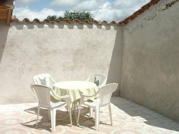 Gîte Sainte-Foy-Saint-Sulpice 1 pièce 2 personnes - FR-1-496-47