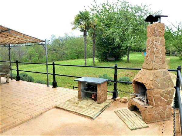 Authentic Holiday Home in Puy-L'evêque with Swimming Pool