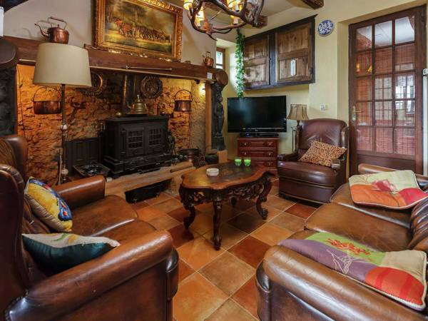 Authentic Holiday Home in Puy-L'evêque with Swimming Pool