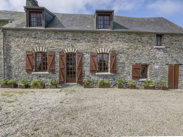 Enticing Holiday Home in Berigny with Swimming Pool