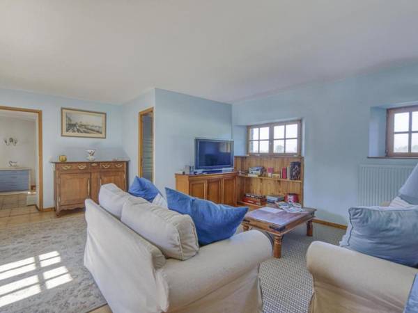 Enticing Holiday Home in Berigny with Swimming Pool