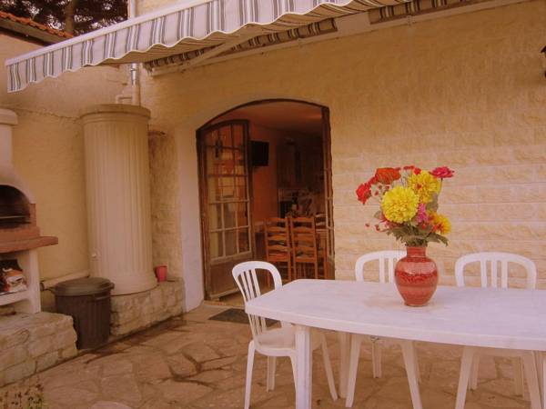 Cozy Cottage in Vaires-sur-Marne with Garden