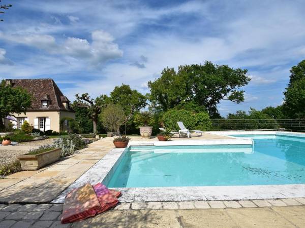 Luxurious Mansion in Aquitaine with Swimming Pool