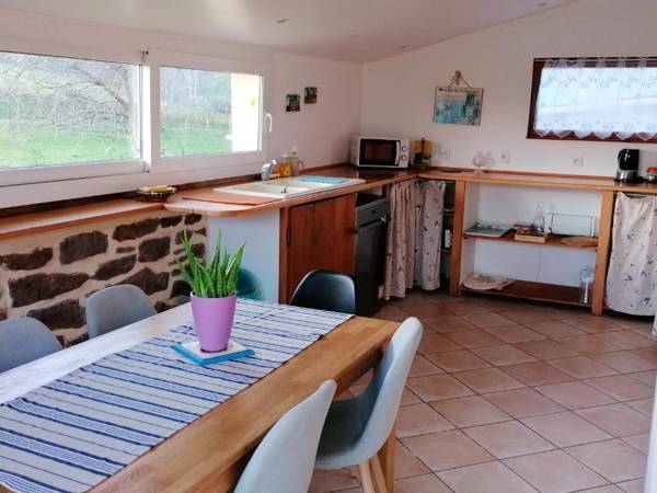 Maison de 2 chambres avec jardin clos et wifi a Gavray