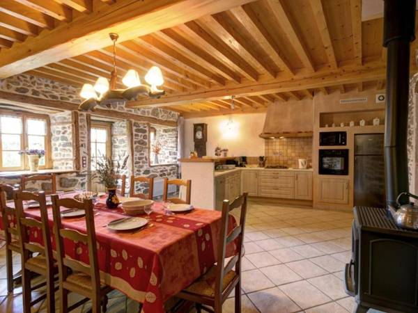 Gîte Saint-Just-en-Bas 4 pièces 6 personnes - FR-1-496-19