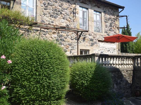 Enticing Holday Home in Ardèche with Swimming Pool