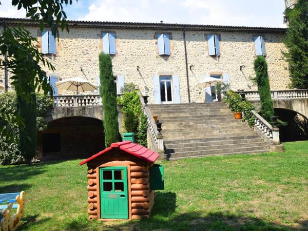 Lovely house with grass garden shared swimmingpool next to the river Ardèche