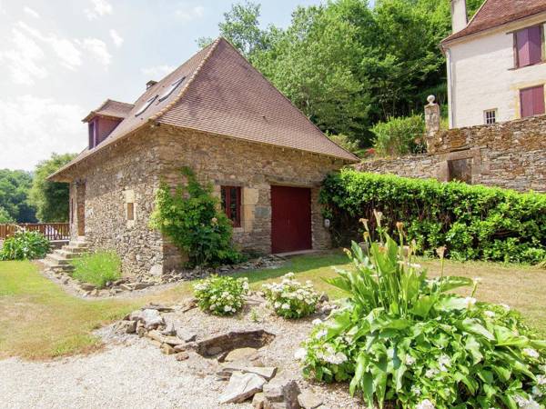 Authentic cottage with heated pool (12x6) close to a river surrounded by nature.