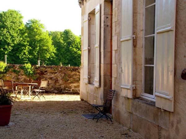 Very spacious cottage with a separate guest house on a medieval domain.