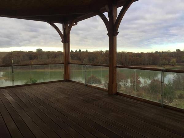 Appartement de 3 chambres avec vue sur le lac piscine privee et jacuzzi a Catonvielle