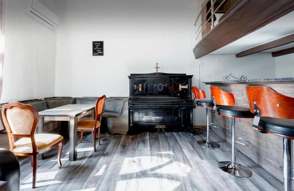 Central Location King Size Bed