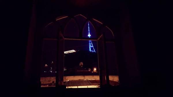 Central Location King Size Bed