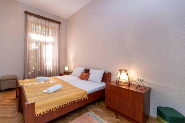 Wehost Cozy and colorful apartment with balcony