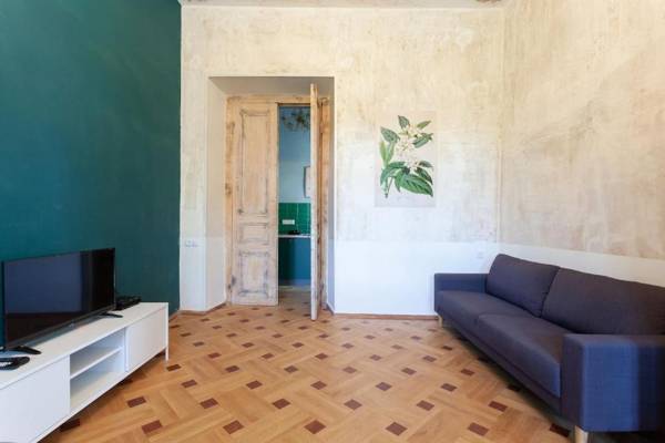 Wehost Sunny Apartment