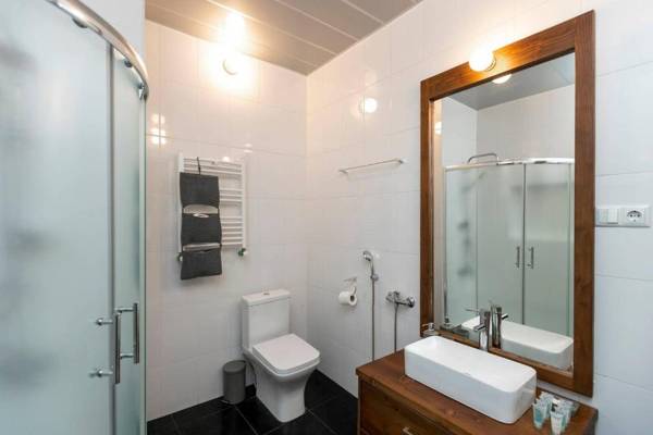 ❂Light and Luxurious 2BR Home + Balcony in the City Center❂