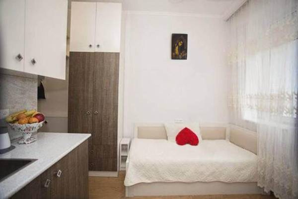 Sunshine studio with great views