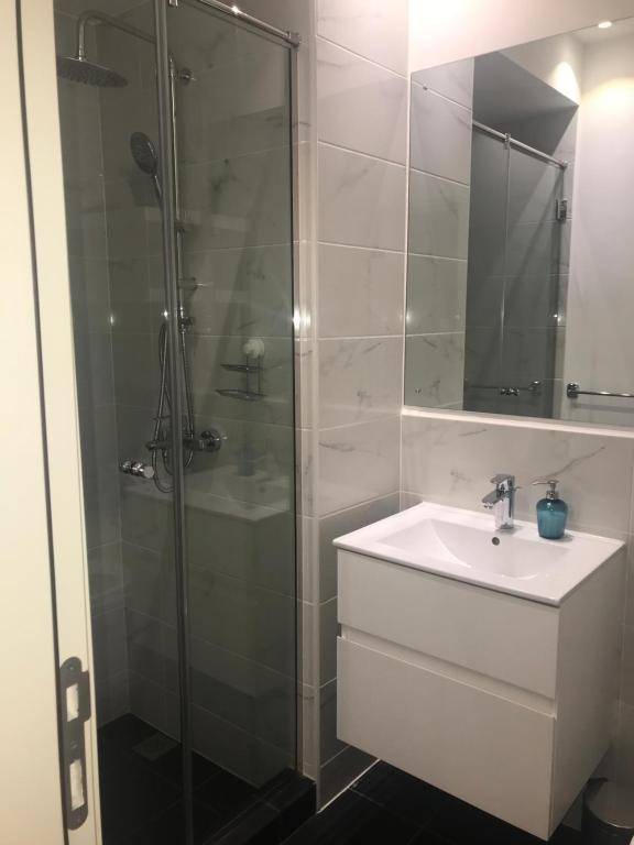 A007 Embassy Gardens Studio Apartm