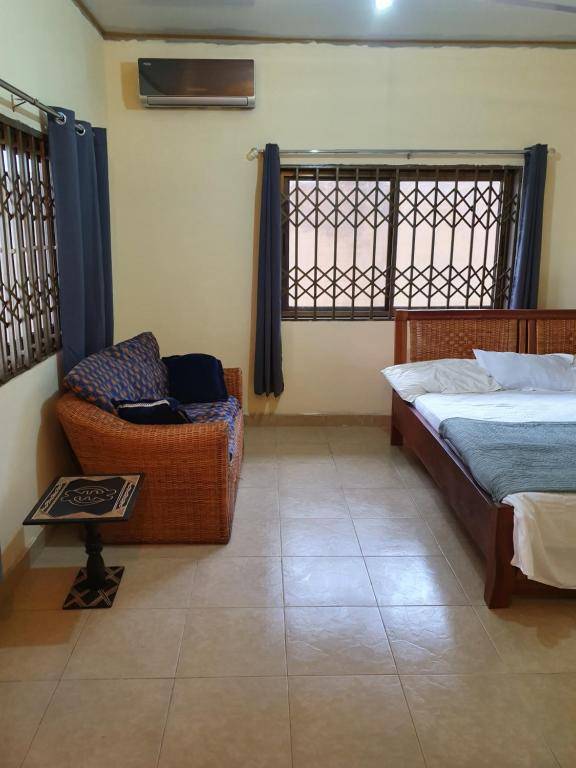 SPACIOUS APARTMENT SLEEPS UP TO 8 PEOPLE 2 BEDROOMS 2 BATHS 2 TOILETS LARGE LIVING ROOM AIR CONDITION WIFI BALCONY GARDEN KITCHEN GARDEN 20 MINUTES FROM AIRPORT GROUND FLOOR DETACHED BUILDING 24 hr SECURITY NORTH LEGON ACCRA