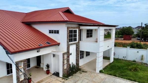 Contemporary Solar Powered 4 Bedroom House with Security Cameras