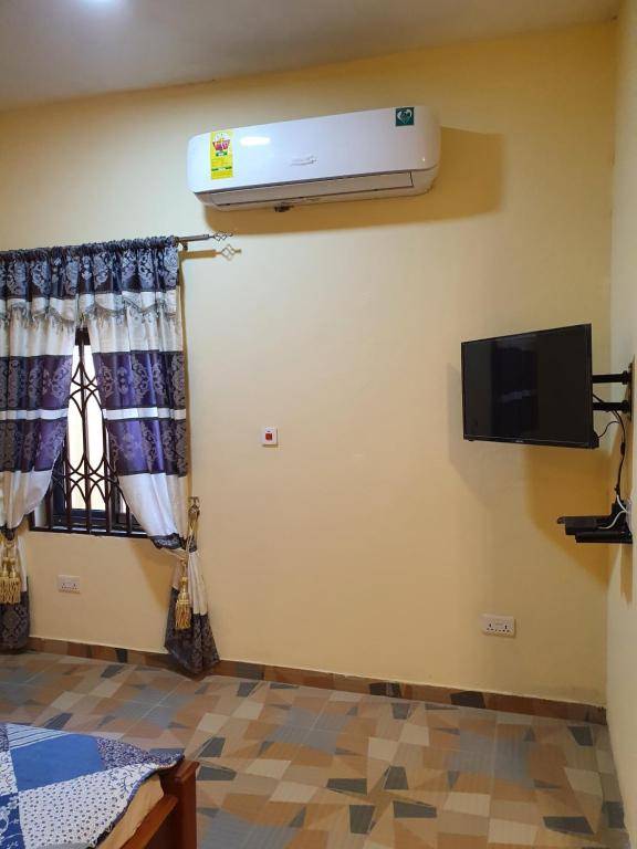 OUTSTANDING APARTMENT EN-SUITE MASTER BEDROOM QUEEN SIZE BED 2 WALK IN SHOWERS 2 TOILETS WIFI HOT WATER LIVING ROOM AND KITCHEN 30 MINUTES TO AIRPORT 24 HOUR SECURITY GARDEN RESTAURANT BAR CLOSE TO PALACE MALL ACCRA Mall