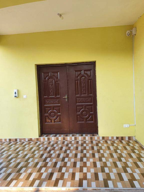 OUTSTANDING APARTMENT EN-SUITE MASTER BEDROOM QUEEN SIZE BED 2 WALK IN SHOWERS 2 TOILETS WIFI HOT WATER LIVING ROOM AND KITCHEN 30 MINUTES TO AIRPORT 24 HOUR SECURITY GARDEN RESTAURANT BAR CLOSE TO PALACE MALL ACCRA Mall