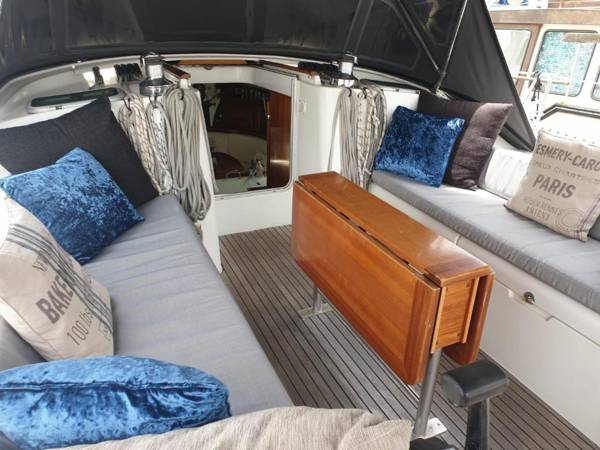 LUXURY YACHT STAY "White Dove" sleeps 6